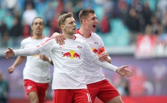 Vào! Emil Forsberg (RB Leipzig) giành chiến thắng trên chấm phạt đền bằng một cú sút không thể cản phá, vượt qua tầm với của thủ môn Alexander Schwolow vào góc thấp bên trái.