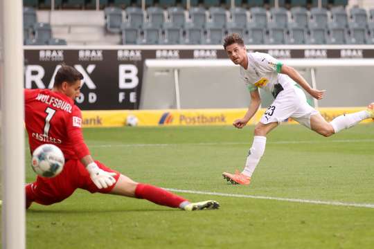 Vào! Matthias Ginter kiến tạo cho Jonas Hofmann (B. Monchengladbach) một đường chuyền tốt trong vòng cấm. Nó cho phép anh ấy dứt điểm với một cú sút chính xác vào góc trái phía dưới. 2:0.