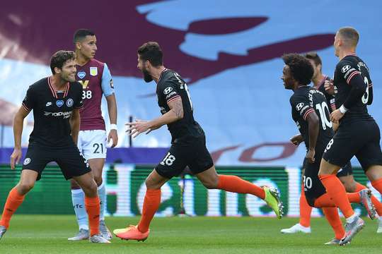 Một tình huống phối hợp tấn công tuyệt vời! Cesar Azpilicueta ở vào một vị trí tốt trong vòng cấm, nhưng anh vẫn quyết định chuyền bóng cho Olivier Giroud (Chelsea). Cầu thủ này bình tĩnh tung một cú sút căng vào phía trong cột dọc bên trái. Một pha dứt điểm tuyệt vời – 1:2.