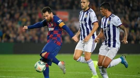 Vào - 4:1! Lionel Messi (Barcelona) tung một cú sút từ rìa vòng cấm và ghi bàn vào góc phải phía dưới. Ivan Rakitic kiến tạo thành bàn.
