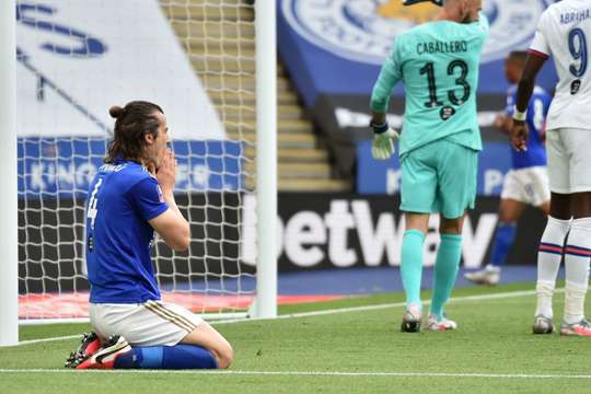 Caglar Soyuncu (Leicester) bỏ lỡ một cơ hội tốt để ghi bàn. Một quả tạt hoàn hảo vào trong vòng cấm tìm đến Caglar Soyuncu (Leicester), anh bật cao đánh đầu, nhưng bóng đã đi vọt xà khá xa.