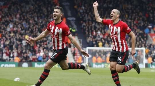 Vào! Shane Long (Southampton) với một pha dứt điểm tuyệt vời trong vòng cấm. Anh ấy tạo khoảng trống cho mình sau khi khống chế gọn gàng một đường chuyền từ đồng đội và sút bóng vào góc thấp bên trái khung thành.