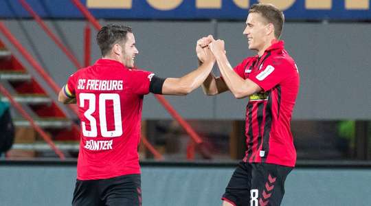 Vào! Một sai lầm tồi tệ từ đối phương đã trao tặng một cơ hội cho Nils Petersen (Freiburg), người đưa bóng vào lưới từ cự li gần. 2:1.