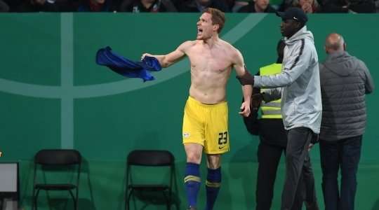 Marcel Halstenberg (RB Leipzig) thực hiện quả phạt đền một cách hoàn hảo và đưa bóng vào phía trong cột dọc bên trái.