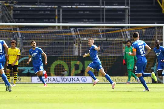 Vào! Pavel Kaderabek là người kiến tạo với một đường chuyền sắc lẹm cho Andrej Kramaric (Hoffenheim). Cầu thủ này che bóng khéo léo trong vòng cấm trước khi tung ra cú sút nhanh vào góc phải khung thành, nâng tỉ số lên 0:1. Tuyệt vời!