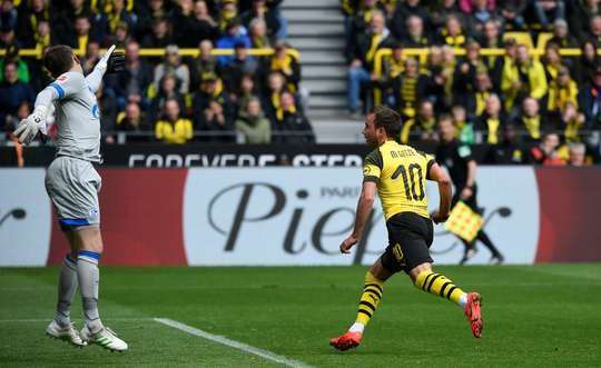 Vào! Một đường lob bóng của Jadon Sancho mở ra cơ hội cho Mario Gotze (Dortmund) và anh dễ dàng đánh bại thủ môn bằng một có đánh đầu cận thành vào góc cao bên phải. Tỉ số là 1:0.