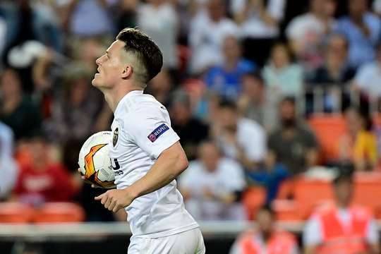Kevin Gameiro (Valencia) có mặt đúng chỗ và đúng thời điểm. Anh đoạt được bóng khi nó bật ra từ pha cản phá không tốt của thủ môn và ghi một bàn thắng dễ dàng!