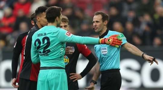 Rune Jarstein (Hertha Berlin) đốn ngã một cầu thủ đối phương bằng một cú chuồi bóng ác ý. Trọng tài không hề do dự và rút ra một tấm thẻ đỏ!