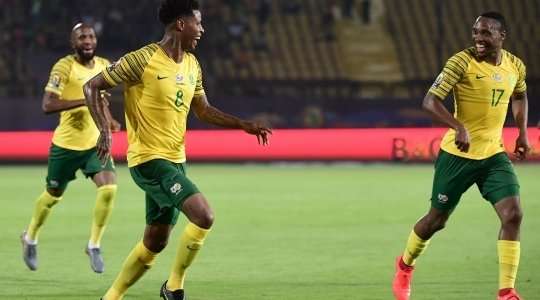 Percy Tau nhận trách nhiệm đá phạt góc và chuyền bóng một cách hoàn hảo cho Bongani Zungu (Nam Phi), người đã nhảy cao nhất và bình tĩnh tung một cú đánh đầu cực mạnh vào lưới. Tỉ số bây giờ là 1:0.