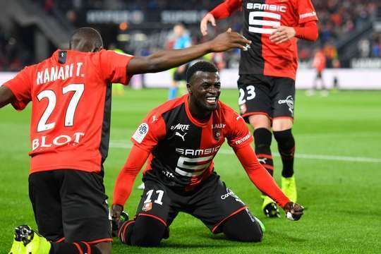 Một tuyệt phẩm ngay ngoài vòng cấm! M'Baye Niang (Rennes) tung một cú sút căng như kẻ chỉ đưa bóng vào góc cao bên phải khung thành.