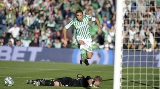 Một bàn thắng đẹp mắt! Alex Moreno chuyền bóng cho Joaquin (Betis), người đang đứng ở một vị trí trống trải trong vòng cấm để cầu thủ này có một cú sút một chạm, đưa bóng vòng qua người thủ môn Jasper Cillessen và đi vào góc trái khung thành. Tỉ số là 1:1.