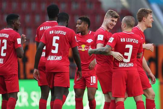 Một tuyệt phẩm! Timo Werner (RB Leipzig) đón quả tạt tại rìa vòng cấm và dứt điểm lạnh lùng với một cú sút chìm vào góc trái phía dưới.