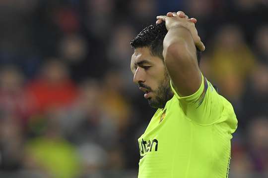Luis Suarez (Barcelona) nhận đường chuyền vượt tuyến và tăng tốc vào vòng cấm trước khi tung một cú sút vào chính giữa khung thành. Dù vậy, thủ môn Bono đã chọn vị trí tốt và hóa giải tình huống dễ dàng. Barcelona buộc đối thủ phải chịu quả phạt góc.