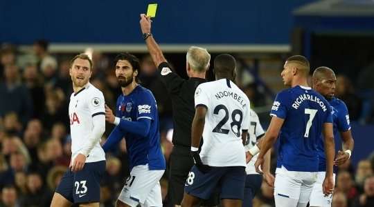Martin Atkinson rút thẻ vàng cho Christian Eriksen (Tottenham) vì pha phạm lỗi rõ ràng của anh ấy.