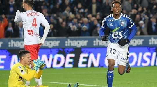 Một cú vô-lê tuyệt vời của Lebo Mothiba (Strasbourg)! Cú sút chìm của anh ấy từ bên trong vòng cấm đi chuẩn xác vào phía trong cột dọc bên phải.