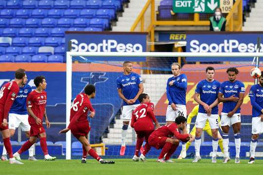 Trent Alexander-Arnold (Liverpool) bỏ lỡ một cơ hội ghi bàn ngon ăn từ quả đá phạt. Thủ môn Jordan Pickford đã có một tình huống cản phá tốt.
