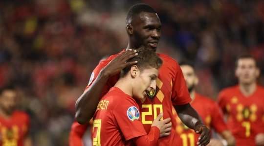 Vào! Christian Benteke (Bỉ) được nạp đạn bằng đường chuyền chính xác của Yannick Carrasco ở một vị trí bên trong vòng cấm. Cú sút trái phá của anh không cho thủ môn đối phương bất kỳ cơ hội cản phá nào, bóng ghim thẳng vào góc thấp bên phải khung thành. Tỉ số là 7:0.