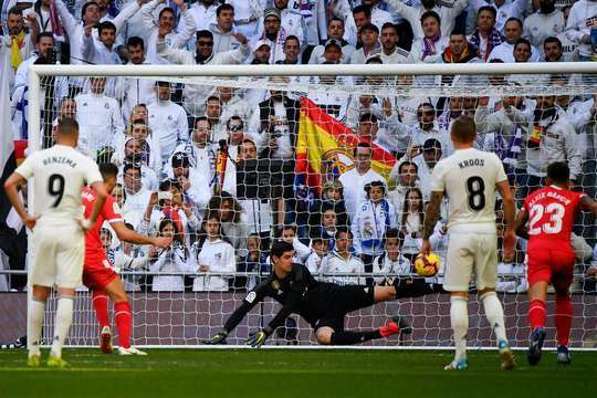 Christian Stuani (Girona) không phạm sai lầm nào, anh ta chờ thủ môn Thibaut Courtois đổ người rồi mới sút bóng nhẹ nhàng vào chính giữa khung thành.