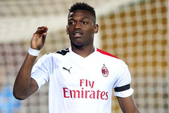 Vào! Andrea Conti đưa bóng đến đầu của Rafael Leao (AC Milan), người có một nhiệm vụ dễ dàng để ghi bàn vào lưới trống. 1:4.