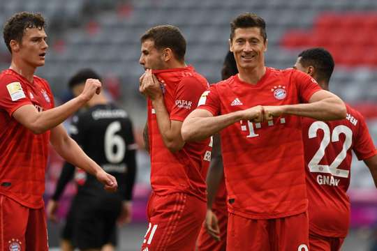 Vào! Thomas Muller kiến tạo cho Robert Lewandowski (Bayern Munich) người đệm bóng vào lưới trống. Anh ấy thay đổi tỉ số thành 3:0.
