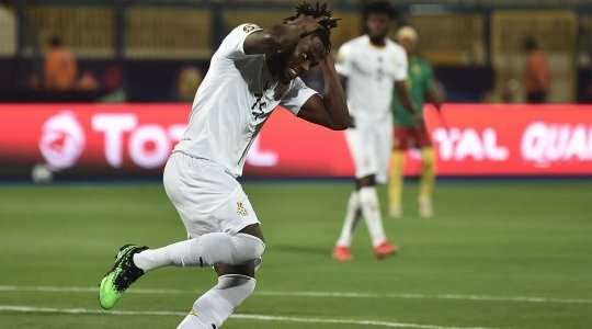 Một cú vô-lê lá vàng rơi cực kỳ nguy hiểm của Adams Nuhu Kasim (Ghana) từ ngoài rìa vòng cấm, rất tiếc là bóng đã đi vọt xà ngang. Bóng đã đi hết đường biên ngang và Cameroon sẽ có một quả phát bóng lên.