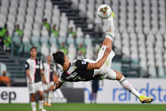 Một pha bỏ lỡ rất đáng tiếc! Cristiano Ronaldo (Juventus) không bị ai kèm ở một vị trí rất thuận lợi ngay gần rìa vòng cấm khi anh đón quả tạt của đồng đội, nhưng cú sút của anh lại đi chệch cột dọc bên phải trong gang tấc.