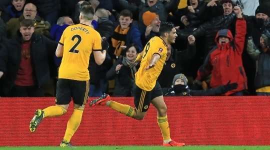 Vào! Raul Jimenez (Wolves) đã có mặt đúng lúc đúng chỗ để lấy bóng bật ra trong vòng cấm, và anh ấy sút bóng đi chìm vào phía trong cột dọc bên trái. Tỉ số là 1:0.
