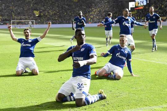 Một pha bóng kì diệu! Breel Embolo (Schalke) nhận đường chuyền chính xác từ đồng đội và tung một cú sút về phía góc thấp bên phải, bóng đập cột dọc vào lưới. Thủ môn đã không thể làm gì được.