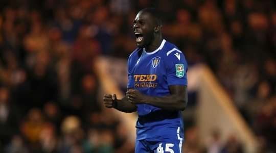 Vào! Paulo Gazzaniga đã chạm được những đầu ngón tay vào bóng sau cú sút của Frank Nouble (Colchester), nhưng chừng đó thôi không đủ ngăn trái bóng đi vào chính giữa khung thành.