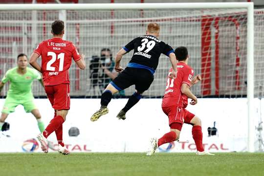 Sebastian Vasiliadis (Paderborn) tung một cú sút xa rất mạnh về phía khung thành, nhưng bóng đã bị một hậu vệ cản phá trên đường đi.