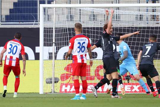Đó là một bàn phản lưới nhà! Norman Theuerkauf (Heidenheim) đã tự đưa bóng vào chính khung thành của đội mình!