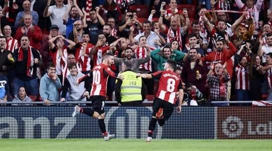 Bóng đến chỗ Iker Muniain (Ath Bilbao) sau quả phạt góc và cầu thủ này không ngần ngại tung một cú sút chuẩn xác vào góc cao bên trái mành lưới! Tỉ số được nâng lên: 2:0.