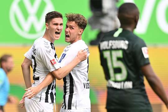 Roland Sallai (Freiburg) là người đầu tiên đón bóng khi nó bật ra gần chấm phạt đền và đánh đầu hiểm hóc, đưa bóng vào góc cao bên phải.