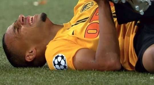 Gabriel Paulista (Valencia) bị phạt vì cài chân, một pha phạm lỗi tồi. Andris Treimanis, thổi còi vì pha phạm lỗi, cho thấy rõ ông ấy sẽ không tha thứ hành vi như vậy. Gabriel Paulista (Valencia) nhận thẻ vàng cho một pha chuồi bóng ác ý. Young Boys được hưởng một quả đá phạt từ vị trí nguy hiểm.
