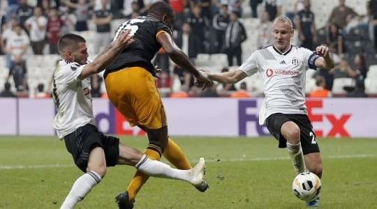 Ruben Neves thực hiện một quả tạt bổng chính xác vào vòng cấm. Willy Boly (Wolves) đón bóng và dứt điểm nhanh vào góc thấp bên trái khung thành. Thủ môn đã không có cơ hội nào để cản phá! Tỉ số đã được thay đổi thành: 0:1.