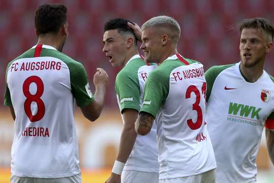 Một khoảnh khắc đẹp mắt! Ruben Vargas (Augsburg) lấy bóng và tung một cú sút mạnh từ xa. Đó là một quyết định sáng suốt và pha dứt điểm vừa rồi đã đi thẳng vào phía trong cột dọc bên phải. Thủ môn Yvon Mvogo chỉ có thể lắc đầu trong tuyệt vọng! Tỉ số đã được nâng lên 1:1.