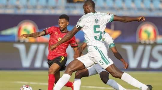 Adama Ba (Mauritania) đón một đường chuyền trong vòng cấm, nhưng pha dứt điểm chìm của anh ấy nhắm về phía cột dọc bên phải bị chặn đứng xuất sắc.