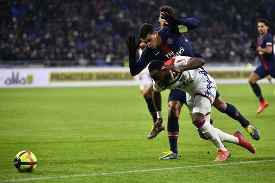Clement Turpin thổi còi, Thiago Silva (Paris SG) bị phạt vì phạm lỗi. Các cầu thủ Lyon được hưởng một quả phạt đền.
