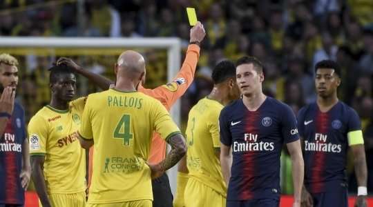 Một chiếc thẻ vàng cho pha tắc bóng của Julian Draxler (Paris SG). Trọng tài Antony Gautier đã đưa ra quyết định một cách rất quả quyết.