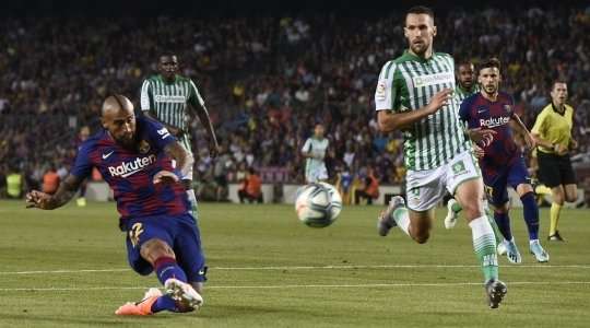 VÀO! Arturo Vidal (Barcelona) nhận bóng ở một vị trí ngay trước mặt khung thành, và chắc chắn là anh sẽ không thể bỏ lỡ những cơ hội như thế này. Cú sút của cầu thủ này đi sượt mé trong cột dọc bên phải vào lưới. Tỉ số là 5:1.