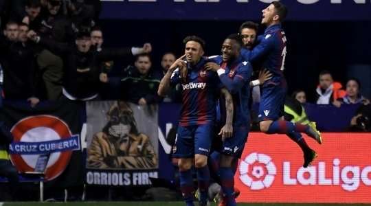 Vào! Jose Morales thực hiện một quả tạt vào vòng cấm và kiến tạo thành công cho Marti Roger (Levante), người đã đón bóng và dứt điểm chìm gọn gàng vào ngay giữa mành lưới. Tỉ số đã được nâng lên 1:1.