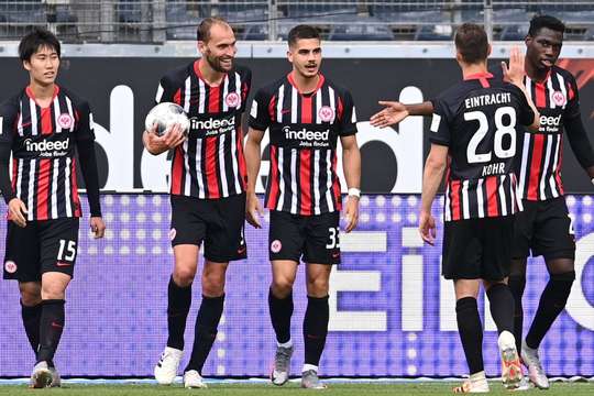 Vào - 2:0! Danny da Costa chuyền bóng đến Andre Silva (Eintracht Frankfurt) và cầu thủ này có một cú sút từ cự ly gần vào lưới, trong sự bất lực của thủ môn.
