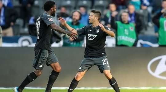 Vào! Jurgen Locadia (Hoffenheim) được nạp đạn bằng đường chuyền chính xác của Florian Grillitsch ở một vị trí bên trong vòng cấm. Cú sút trái phá của anh không cho thủ môn đối phương bất kỳ cơ hội cản phá nào, bóng ghim thẳng vào góc thấp bên trái khung thành. Tỉ số là 0:1.