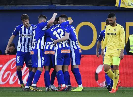 Takashi Inui (Alaves) ghi bàn! Takashi Inui (Alaves) được kiến tạo bởi Jony và anh ấy đã cho thấy sự bình tĩnh tuyệt vời trong vòng cấm để sút vào góc trái phía trên. 1:2.