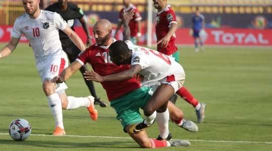 Nordin Amrabat (Ma Rốc) ngã xuống sau một tình huống vào bóng trong vòng cấm, nhưng trọng tài đã khoác tay từ chối yêu cầu thổi phạt.