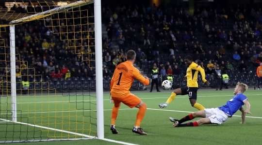 Nó đã đi vào lưới! Jean Pierre Nsame tung một đường chuyền đến Roger Assale (Young Boys), và anh ấy dễ dàng đưa bóng vào lưới trống. Tỉ số là 1:1.