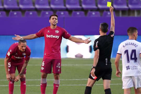 Ljubomir Fejsa (Alaves) bị cảnh cáo bằng một chiếc thẻ vàng cho tình huống phạm lỗi trước đó.