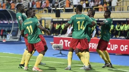 Vào! Stephane Bahoken (Cameroon) đã có mặt đúng lúc đúng chỗ để chộp lấy bóng bật ra trong vòng cấm, và anh ấy sút bóng thành bàn. Tỉ số là 2:0.