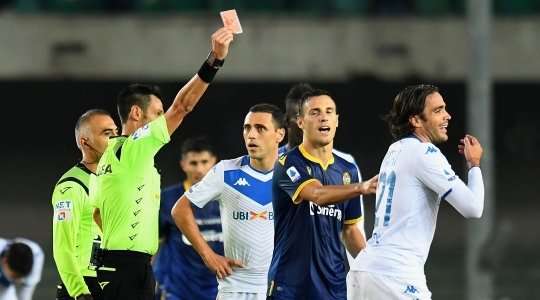Alessandro Matri (Brescia) đã phải nhận thẻ đỏ vì những hành vi phi thể thao của mình dù anh đang ở bên ngoài sân đấu.