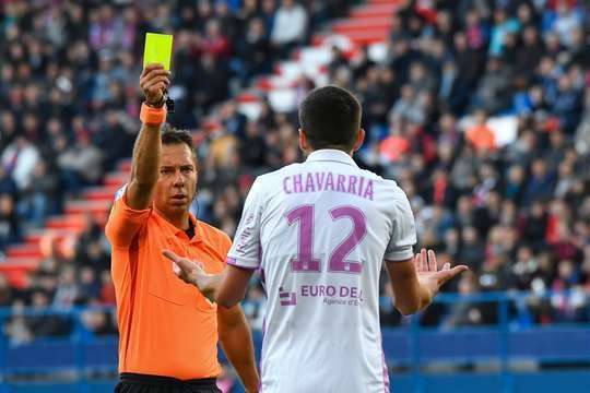 Pablo Chavarria (Reims) bị phạt thẻ vàng vì một hành vi phạm luật.